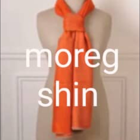 Light orange scarf with white flower - Picture 3 of 8
